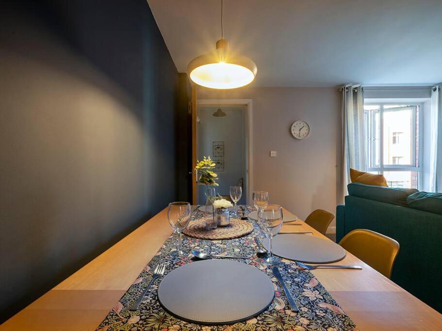 Lovely 2 Bedroom Apt At Ormeau Park W/ Free Parking Belfast Zewnętrze zdjęcie